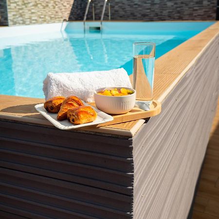 Evasion En Plein Coeur De La Ville Studio Jacuzzis Sauna Et Piscine Au Centre De Port-Louis Esterno foto